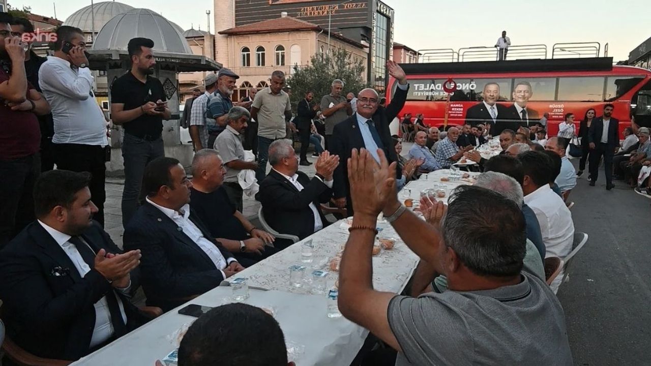 AKP’li başkan salonu vermedi, CHP’liler caddeyi miting alanına çevirdi!