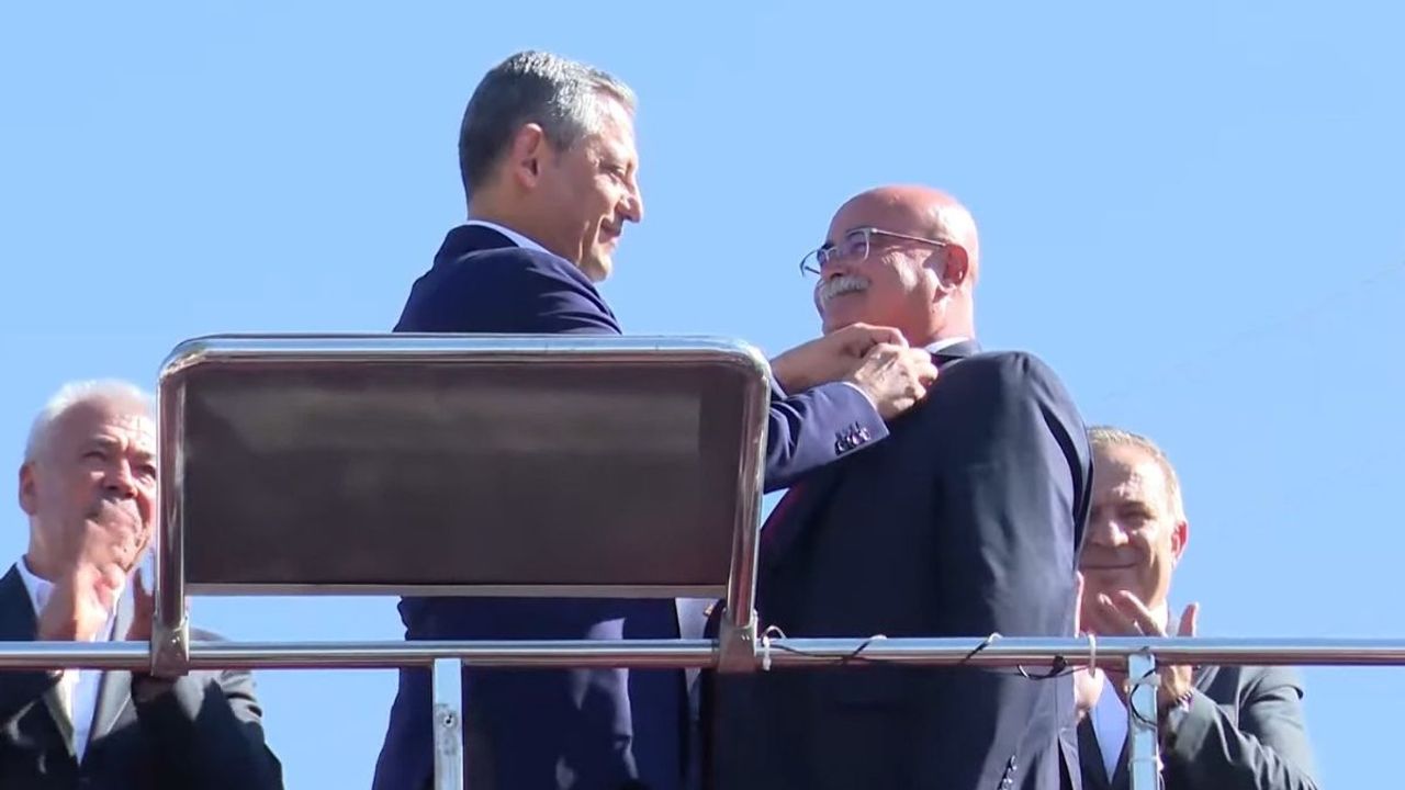 CHP’ye bir belediye daha katıldı! Rozeti Özgür Özel taktı