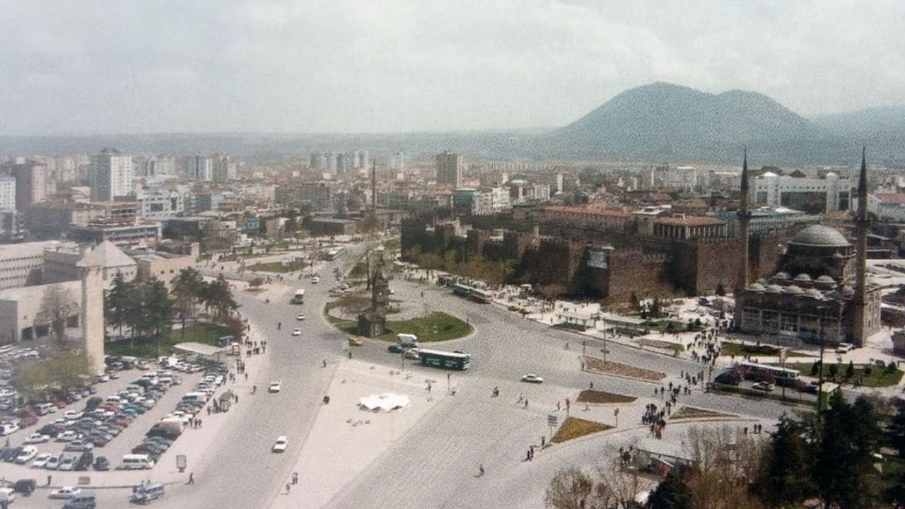 Kayseri’nin Kalbi Cumhuriyet Meydanı Tarih Boyunca Nasıl Değişti?