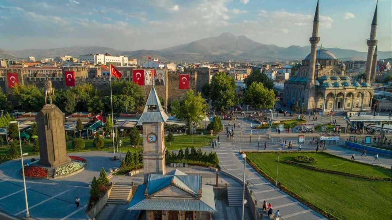 Kayseri Cumhuriyet Meydanı trafiğe kapatıldı