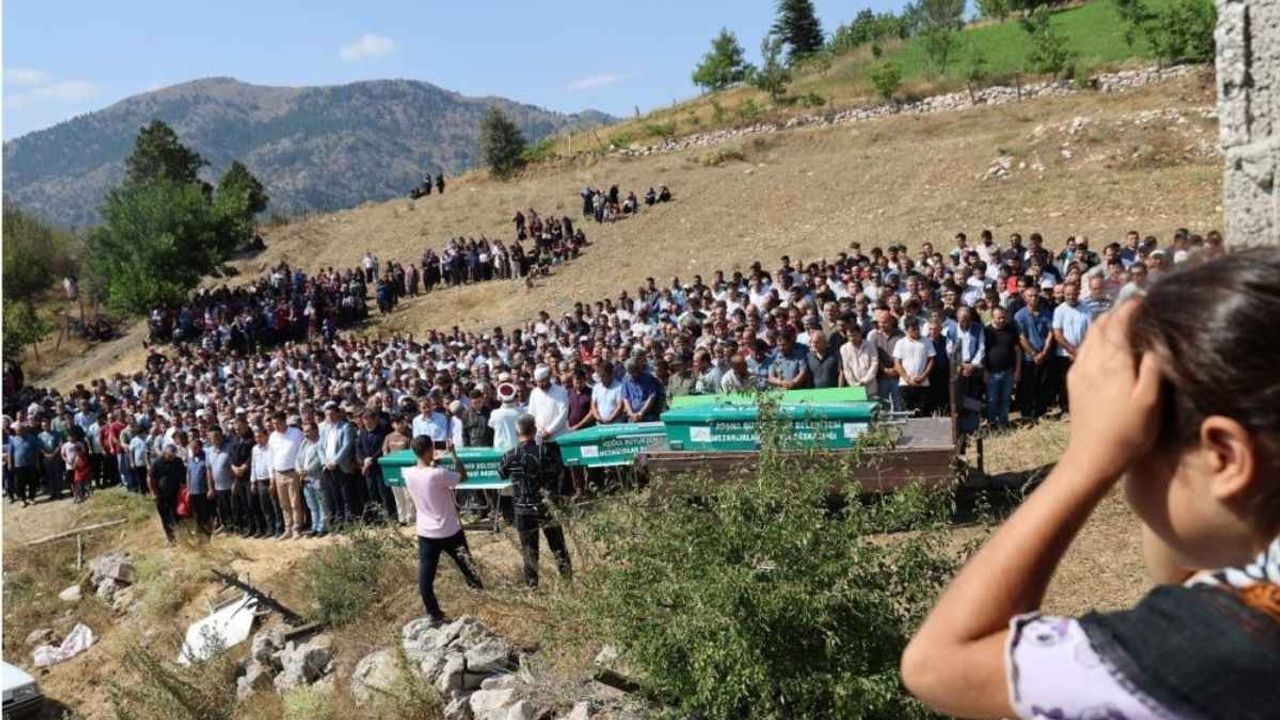 Feci Kazada hayatını kaybeden anne ve 8 aylık bebeği aynı mezara defnedildi