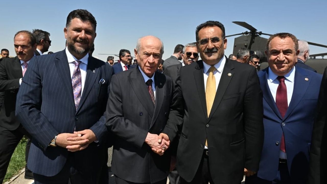 Devlet Bahçeli'den sürpriz poz! Yanındaki isim dikkat çekti