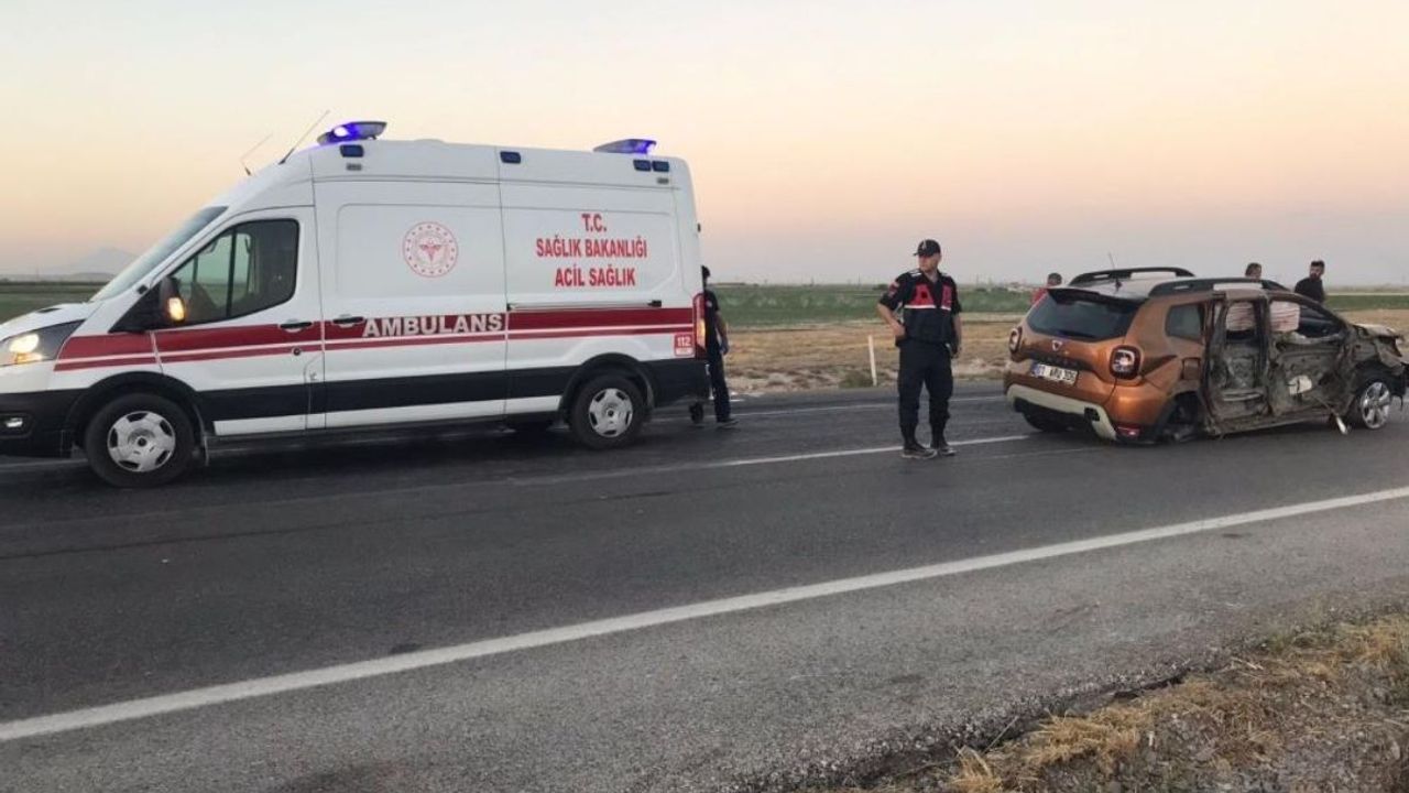 Direksiyon hâkimiyetini kaybetti! Trafik levhasına çarpıp karşı şeride geçti