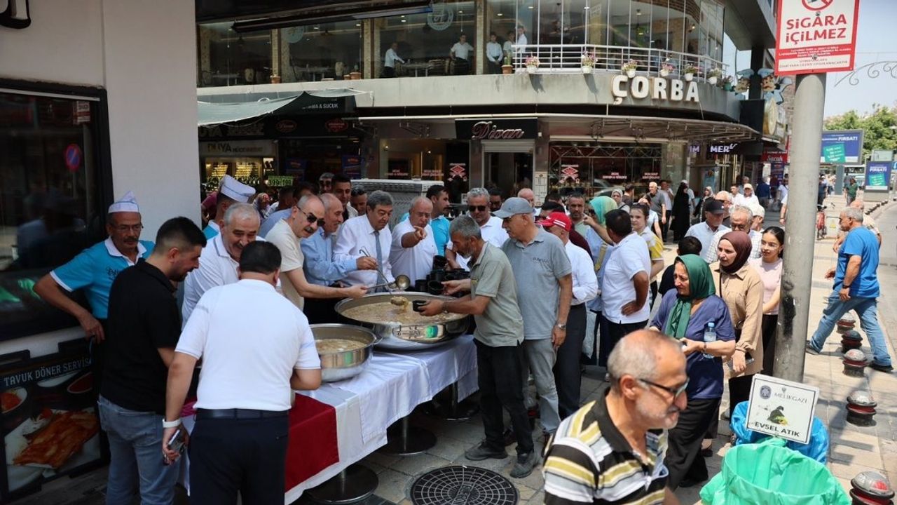 Kayserililer Bankalar Caddesi'nde buluştu! Kazan kazan aşure dağıtıldı