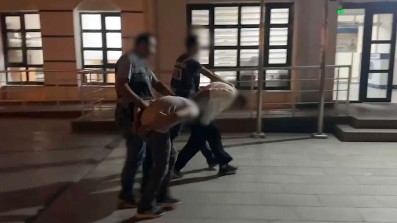 Kayseri’de kamu malına zarar: Elektrik direğini kırmaya çalıştılar!