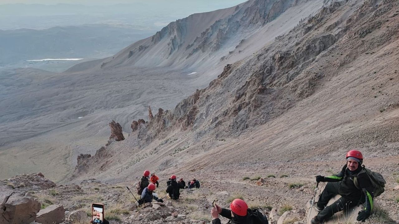 Erciyes'in zirvesine tırmanış devam ediyor