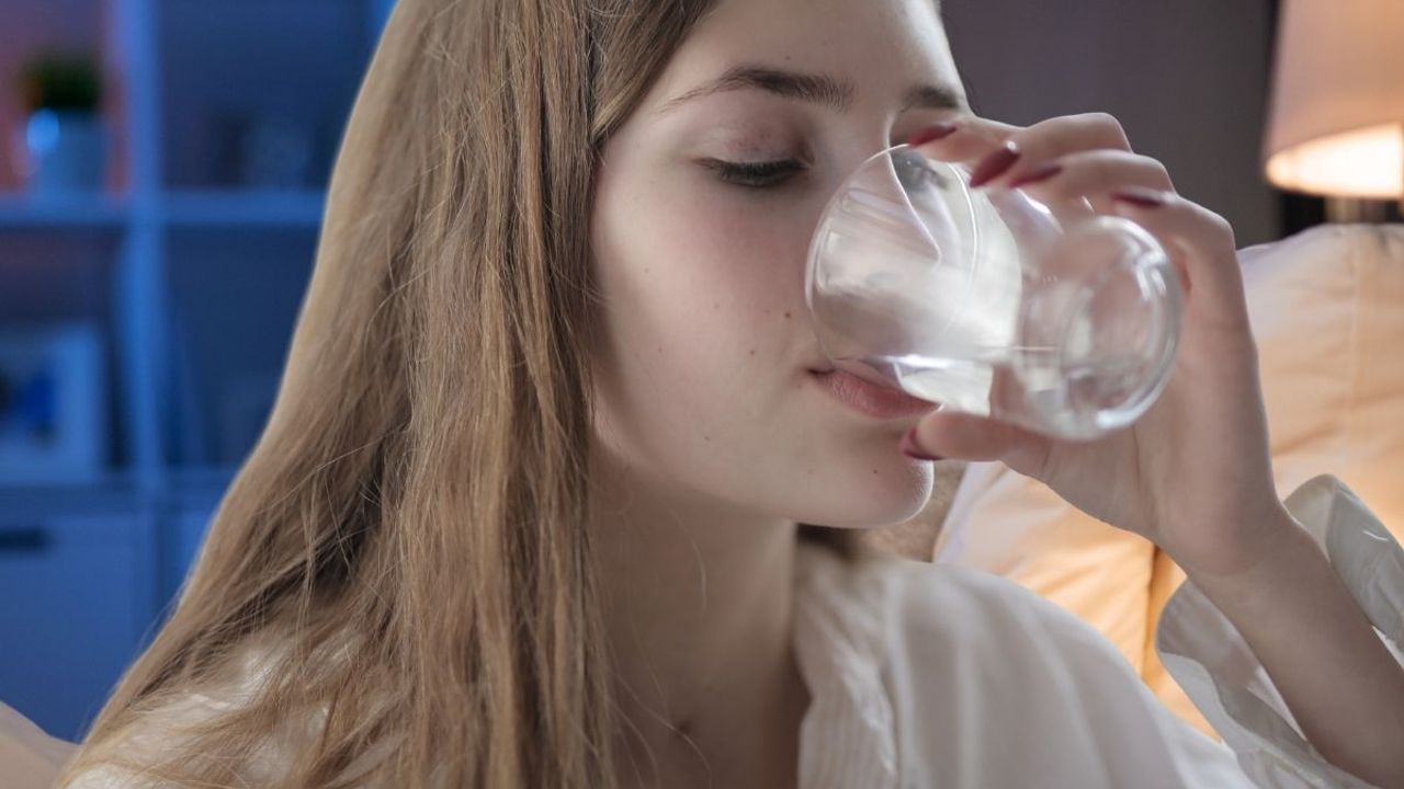 Gece susadığınızda içtiğiniz su, bedeninize sandığınızdan fazlasını yapıyor!