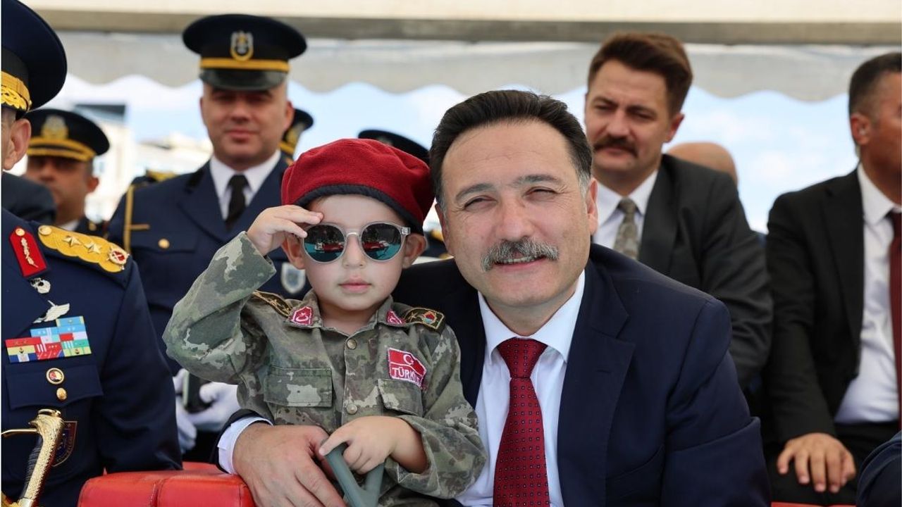 Resmiyet bir yana, samimiyet bir yana: Vali’den çocuklara sürpriz ilgi