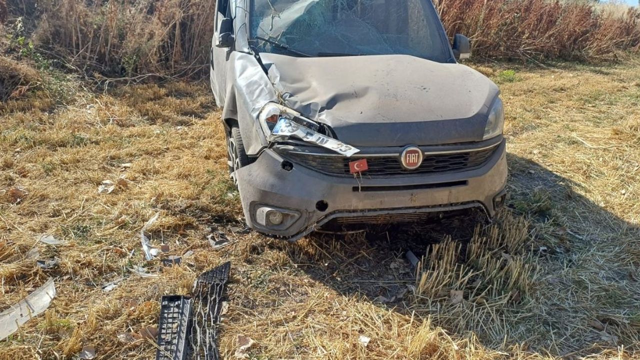 Hafif ticari araç şarampole devrildi: 2 yaralı