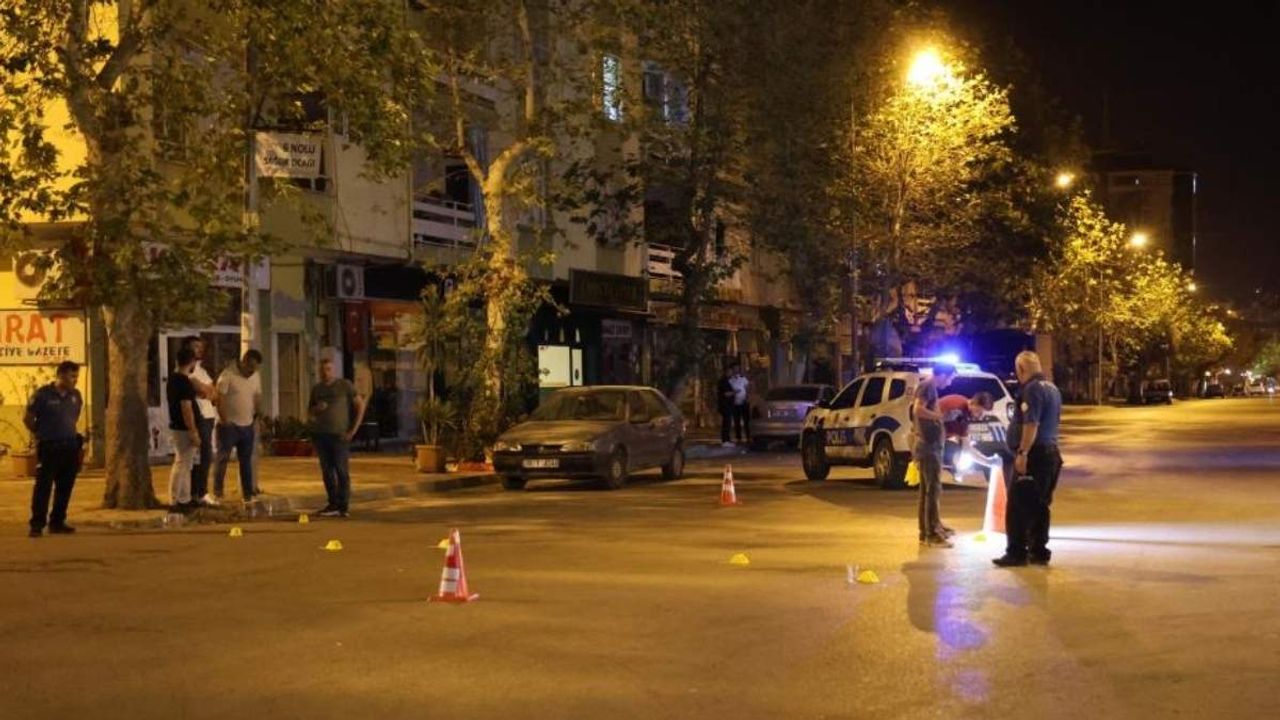 Motosikletle geldiler, kafe önünde ateş açtılar!