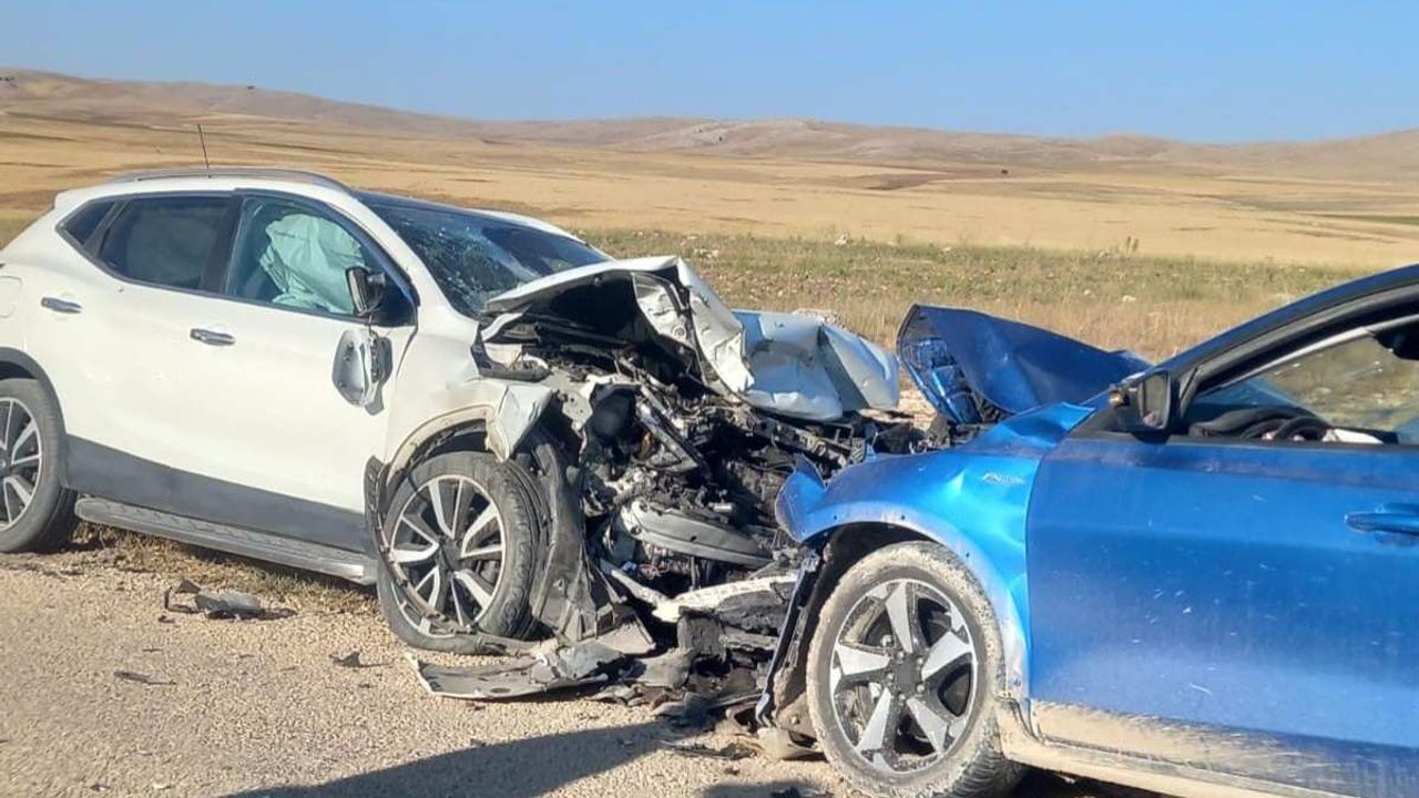 İki otomobil kafa kafaya çarpıştı! 1 ölü, 1 yaralı