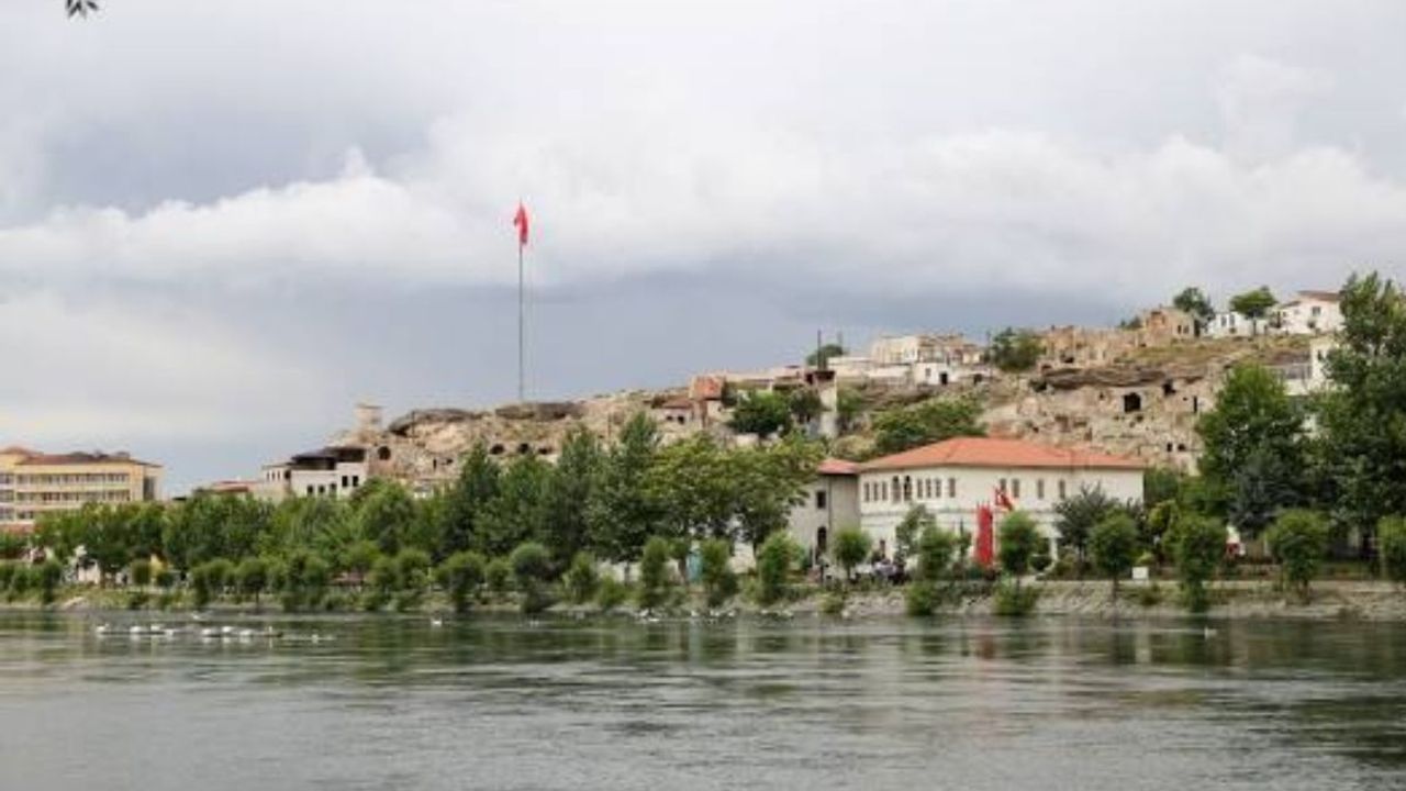 Irmakta korku dolu anlar: 3 genç ölümden döndü birinin durumu ağır
