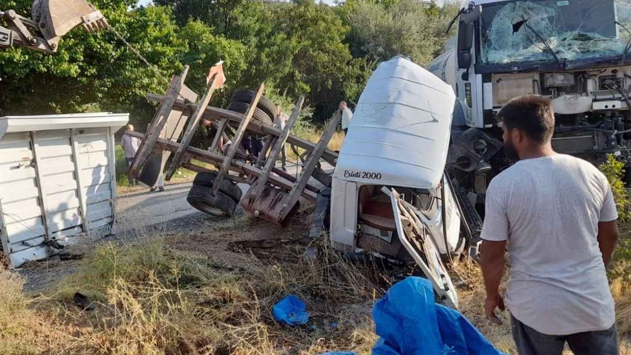 Kamyon ile su tankeri birbirine girdi! Çok sayıda yaralı var
