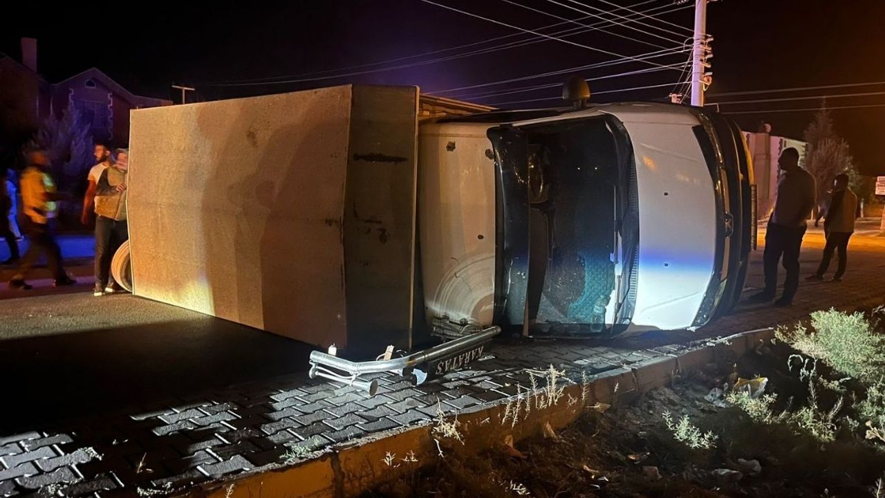 Kamyonet ile otomobil çarpıştı: 2 yaralı