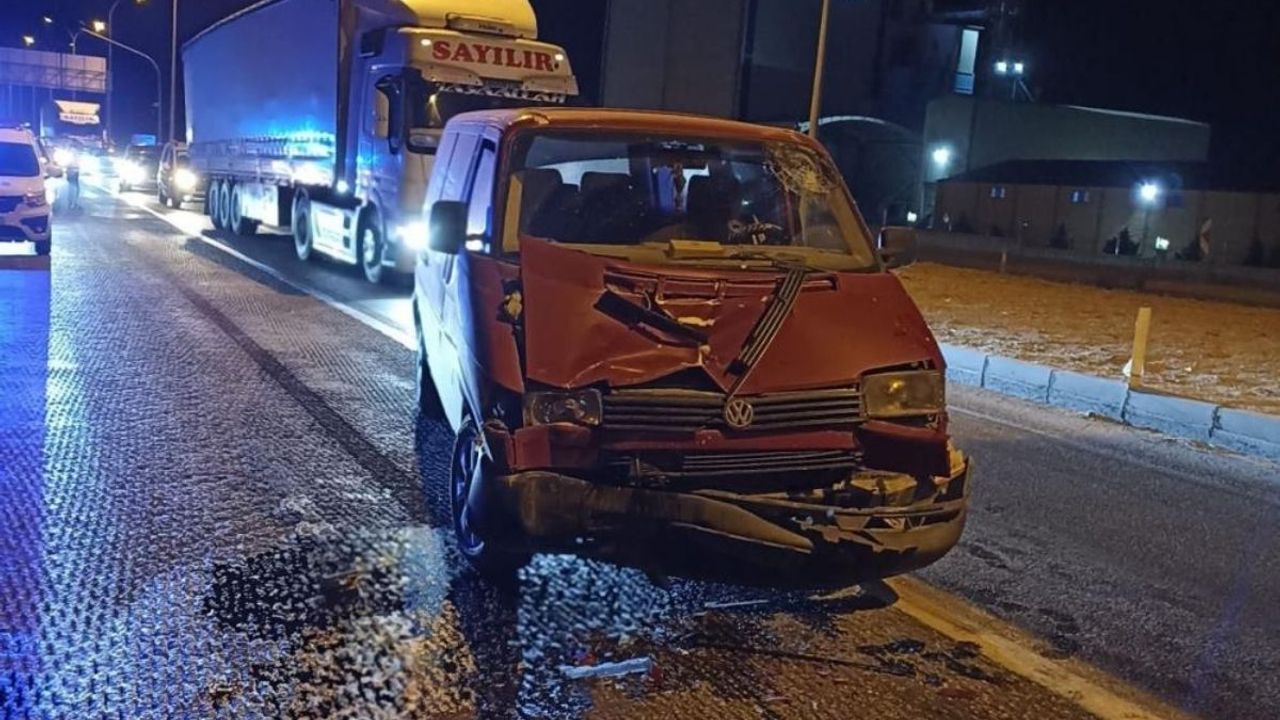 Kamyonet tıra çarptı: 1 kişi yaralandı