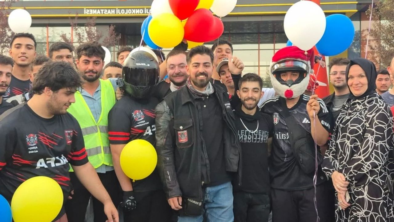 Motorcular, kanserli çocukların yüzünü balonlarla güldürdü!