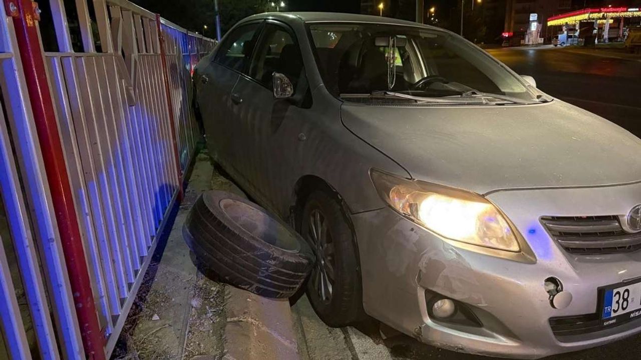 Kayseri’de ölümden döndüler: Bariyerlere çarpan otomobilin tekerleği fırladı, 2 yolcu yaralandı