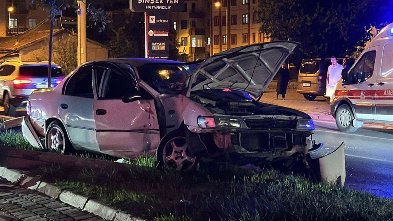 Kayseri’de 17 yaşındaki ehliyetsiz sürücü direğe çarptı!