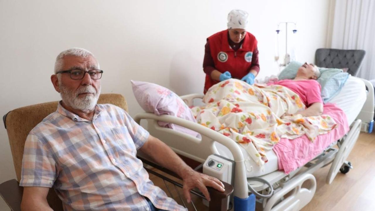Kayseri’de 70 yaşındaki Ali İhsan Kılıçer, 10 yıldır felçli eşine gözü gibi bakıyor