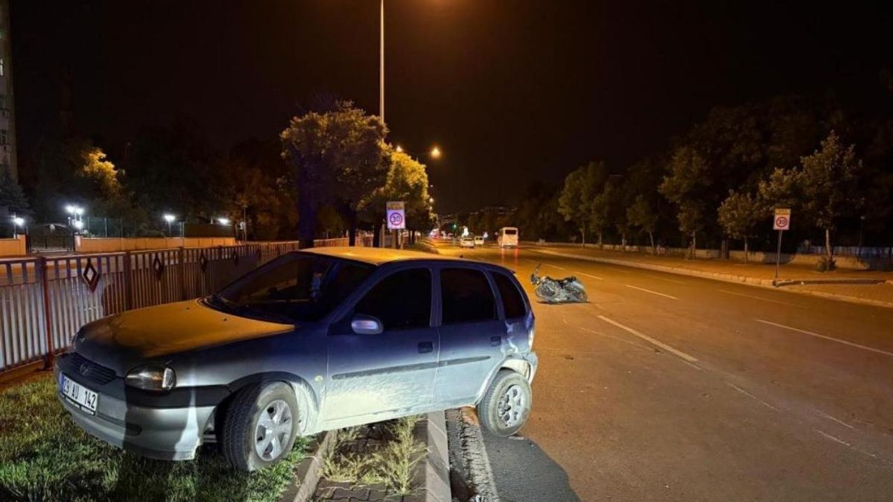 Kayseri’de dehşet anları: Motosiklet 50 metre savruldu, otomobil refüje çıktı