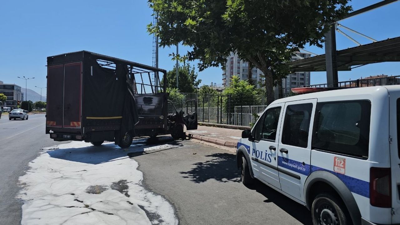 Kayseri’de park halindeki araç alev alev yandı!