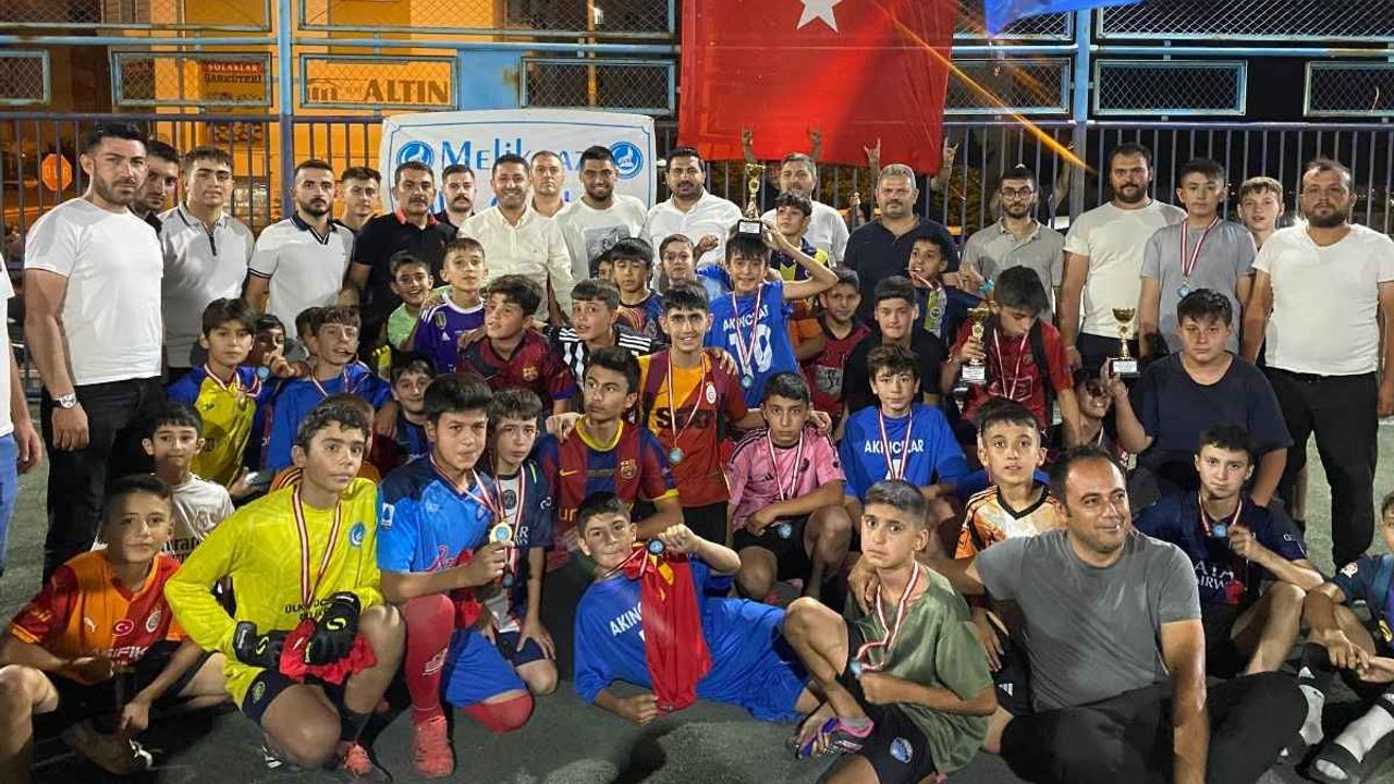Kayserispor kalecisi Bilal Bayazıt, minik yeteneklerle buluştu