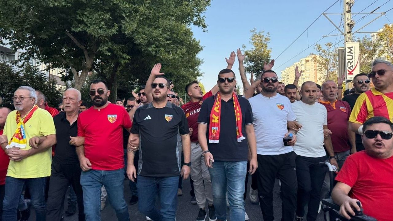 Kapalı Kale’den Galatasaray maçı öncesi coşkulu kortej