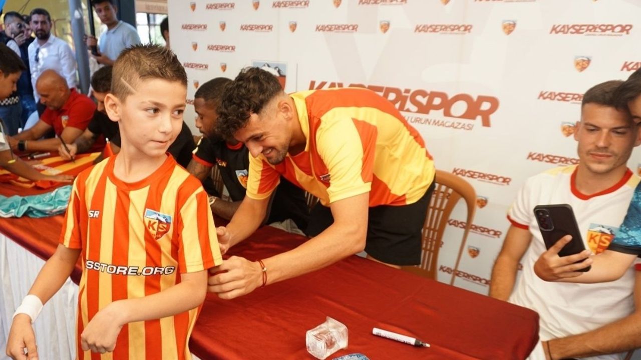 Kayserisporlu yıldız futbolcular taraftarla buluştu