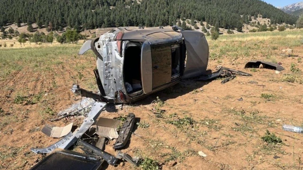 Kontrolden çıkan otomobil tarlaya devrildi 2 yaralı