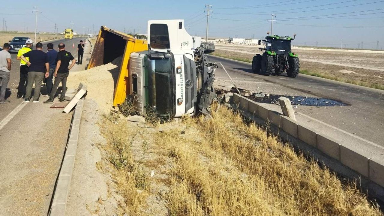 Kum yüklü kamyon refüje devrildi sürücü yaralandı!