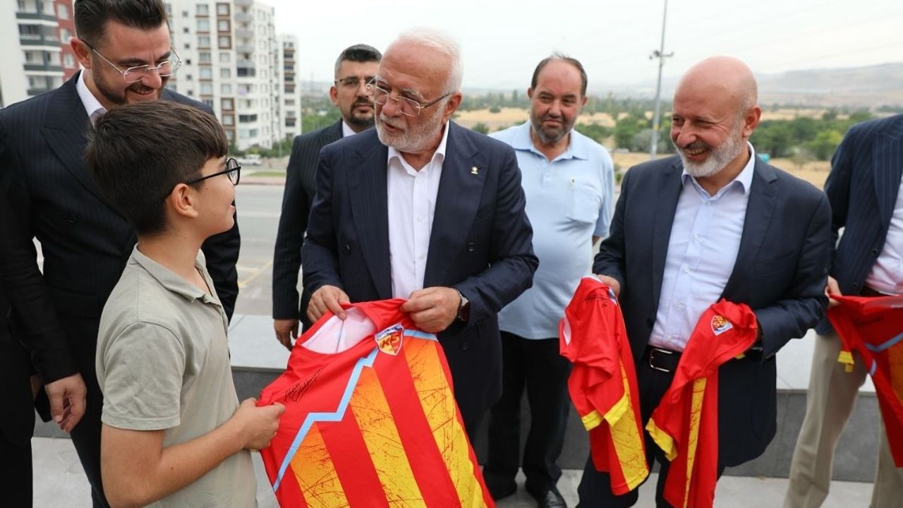AK Partili Elitaş’tan Başkan Çolakbayrakdar’a övgü! Bakın nerede ağırlandı