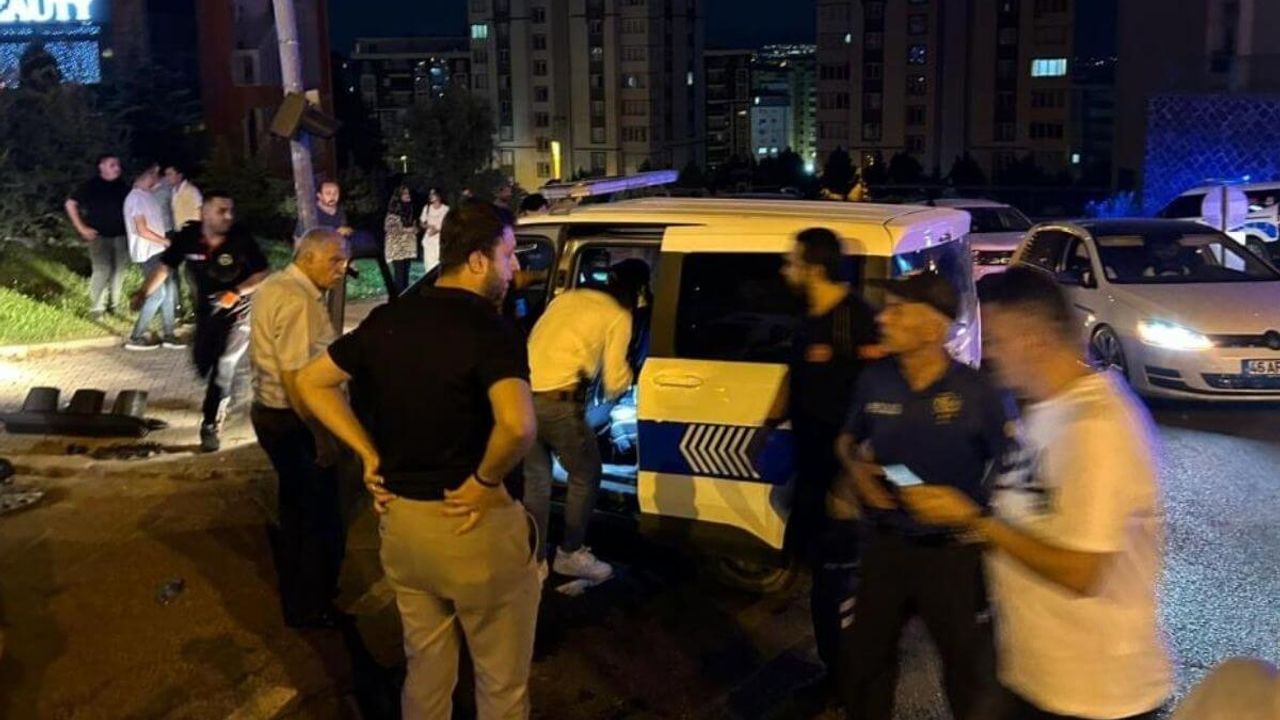 Polis otosu ve otomobil birbirine girdi: Çok sayıda yaralı