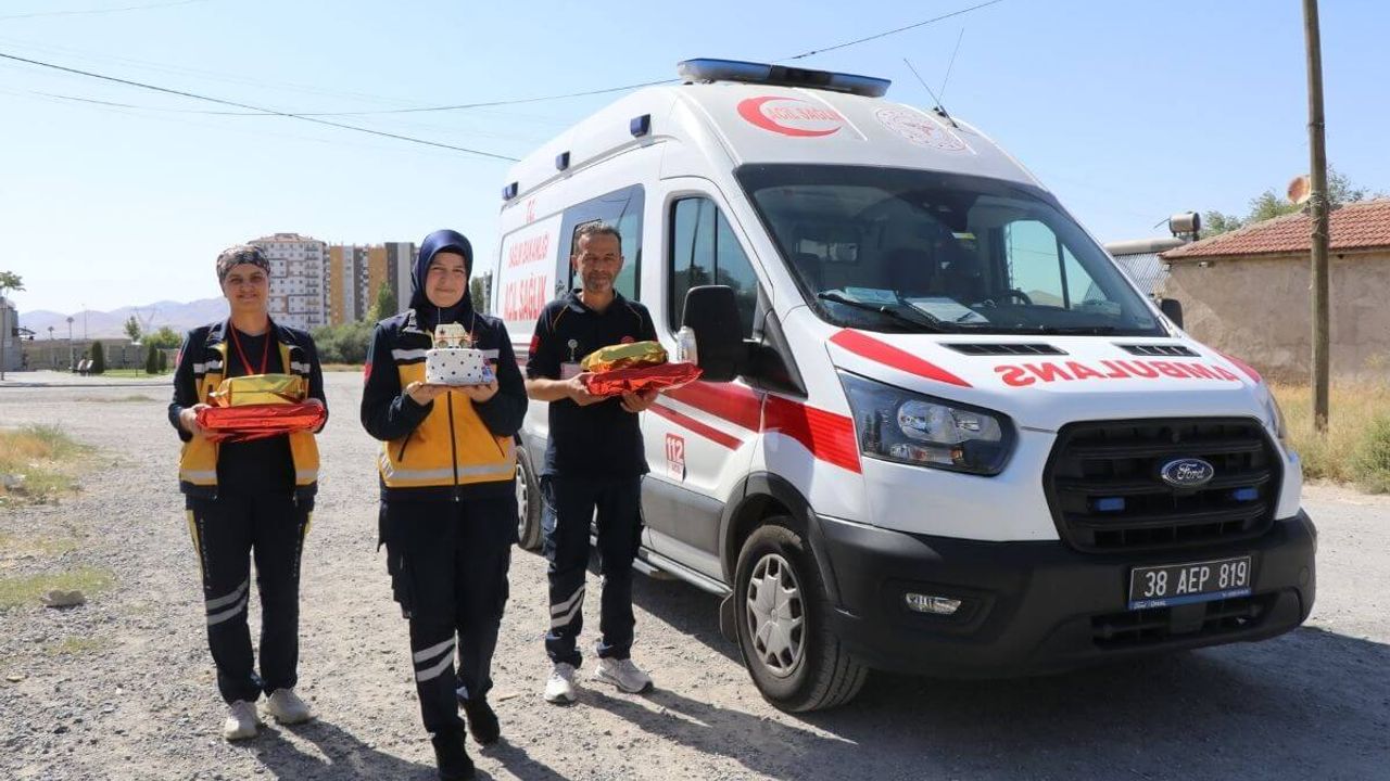 Kayseri'de 4 yıl önce hayata döndürdürdükleri minik Ubeyde'ye doğum günü sürprizi yaptılar!