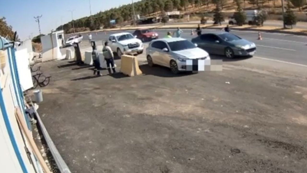 Film gibi kaçış: Polise çarpıp yasaklı maddeyi araçtan attı!