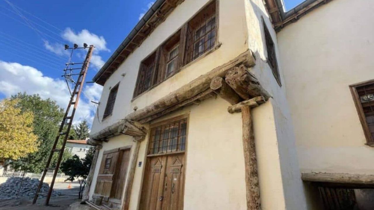 Kayseri'de Cumhuriyetin ilanıyla yaşıt olan okulda hala zil çalıyor!