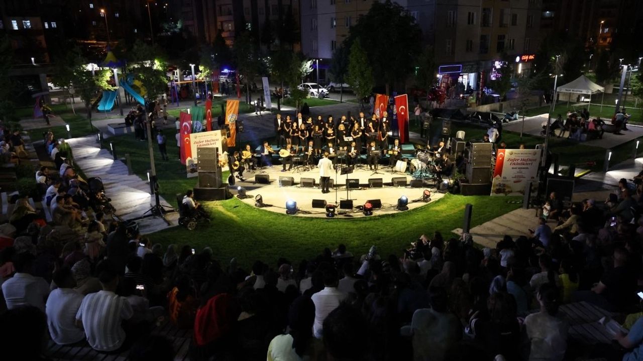 Mustafa Yalçın'a özel sürpriz şarkı! Talas'ta geceye damga vurdu