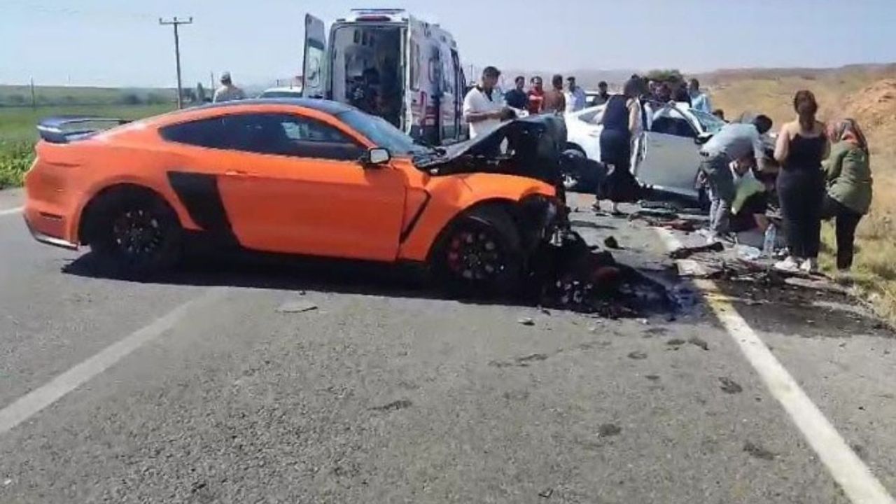 Lüks araçların hurdaya döndüğü kazada 3 kişi yaralandı!