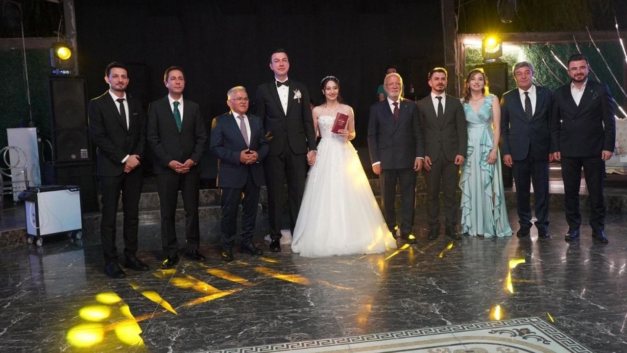 Dursun Ataş, o çifti özel gününde yalnız bırakmadı