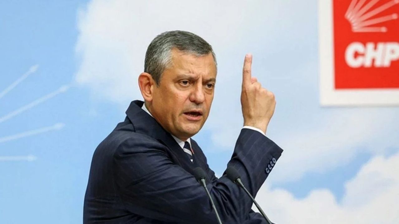 Özgür Özel’den sert çıkış: “TikTok videolarıyla siyaset olmaz”