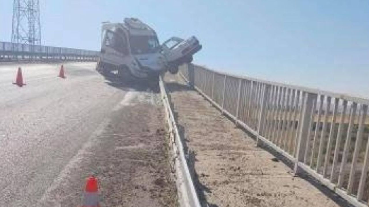 Kayseri’de çekici ile otomobil çarpıştı, 1’i ağır 2 yaralı