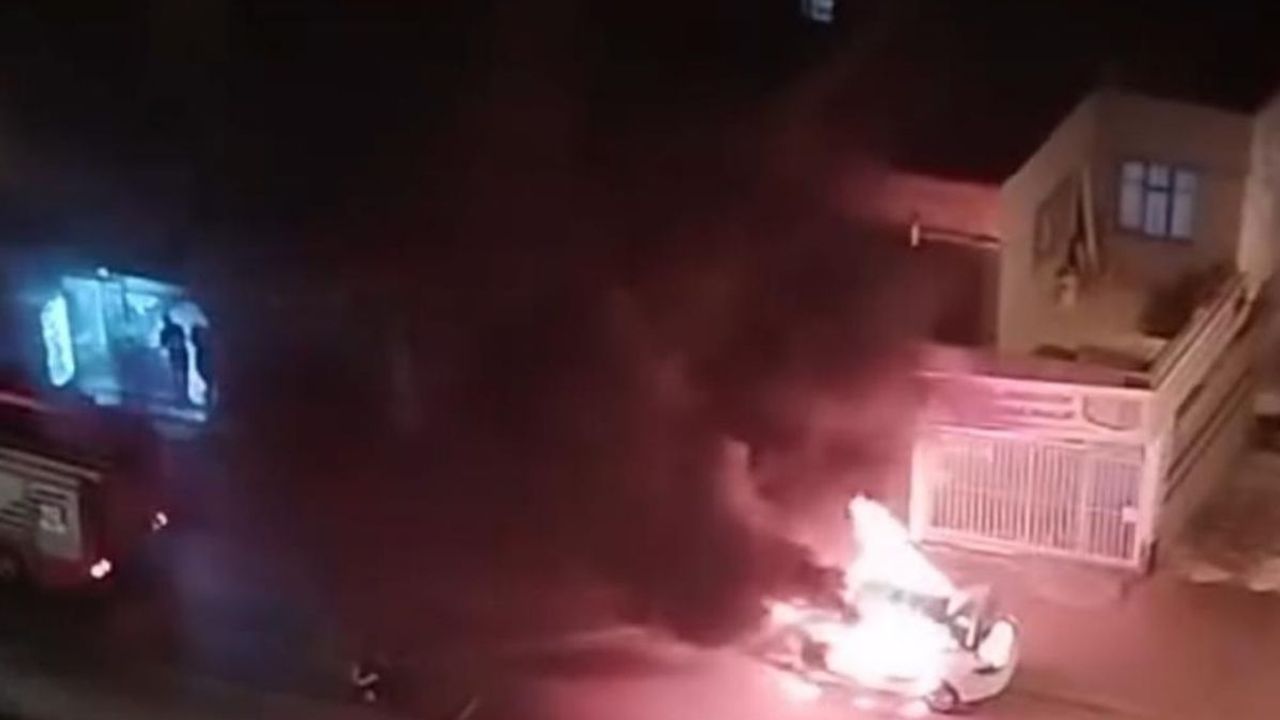Seyir halindeki otomobil alev alev yandı: Sürücü canını zor kurtardı