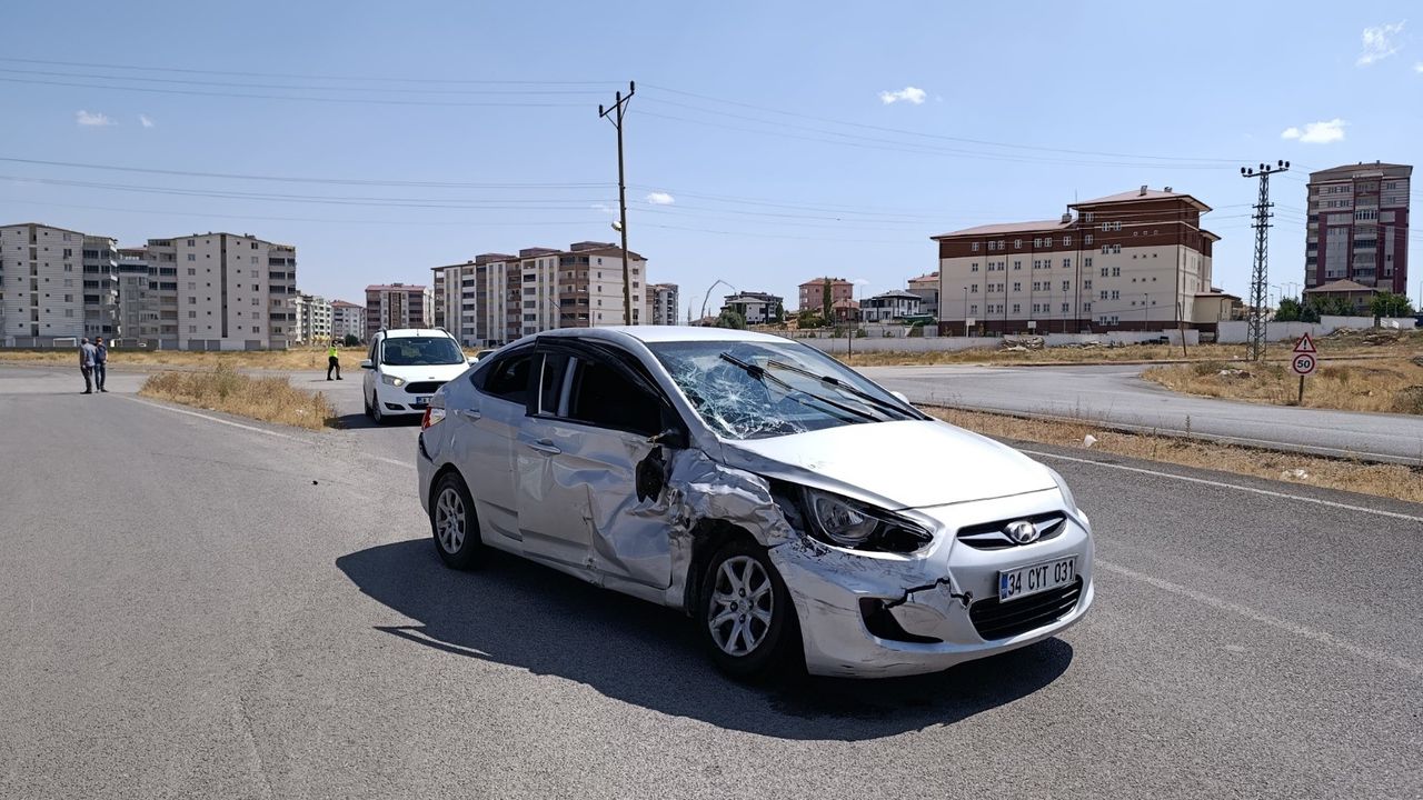 Kamyonet ile otomobil çarpıştı! 3'ü çocuk 6 yaralı