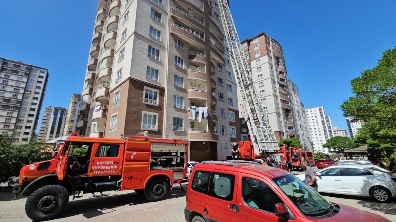 Kayseri'de yüksek katlı binada yangın paniği! Vatandaşlar mahsur kaldı