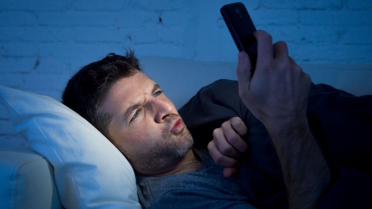 Karanlıkta telefon kullanmak körlüğe yol açabilir