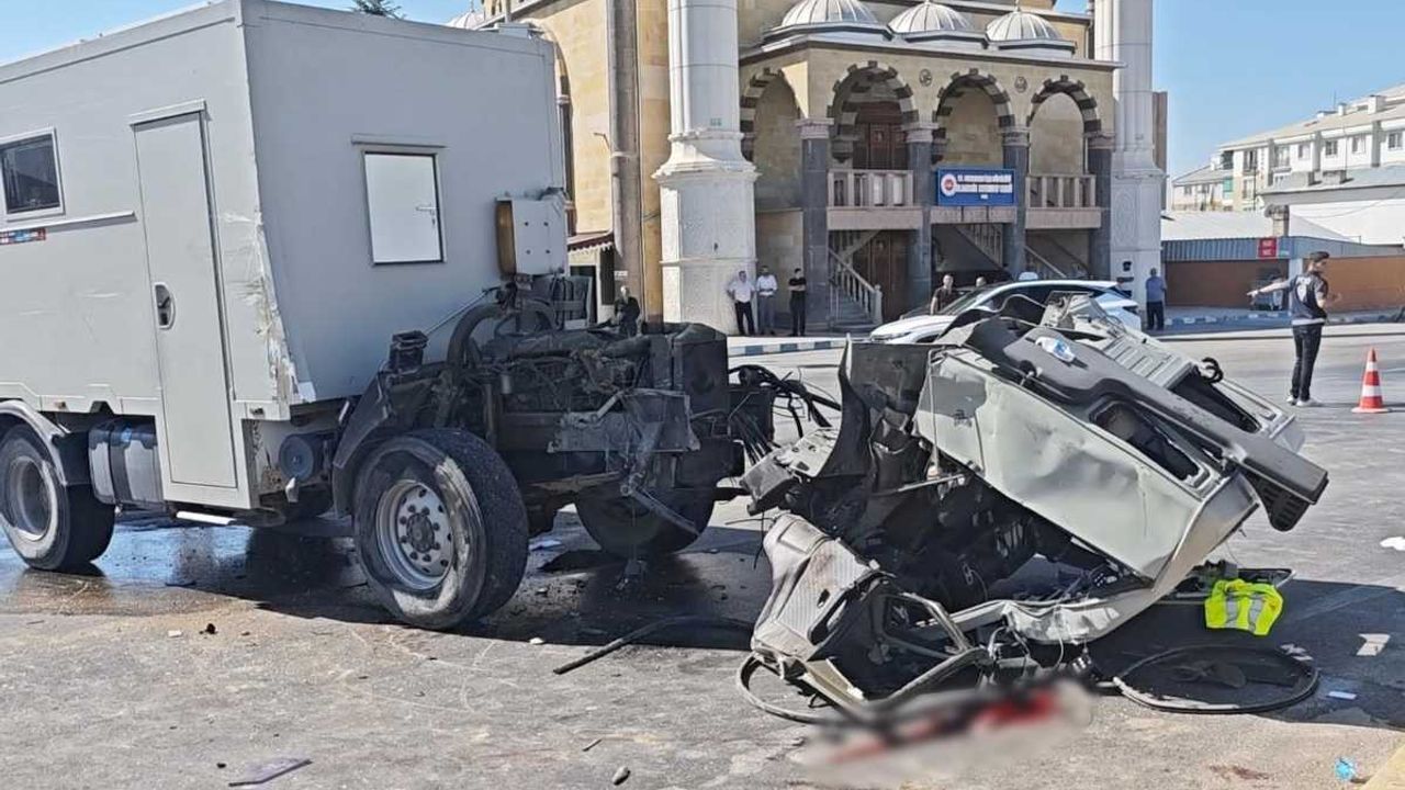 Tır ile karavan çarpıştı: 3 kişi yaralandı