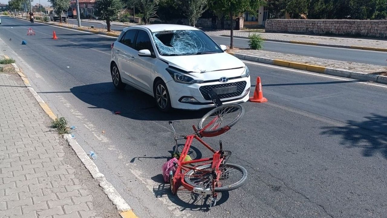 Tomarza’da otomobil bisikletliye çarptı: 1 ağır yaralı