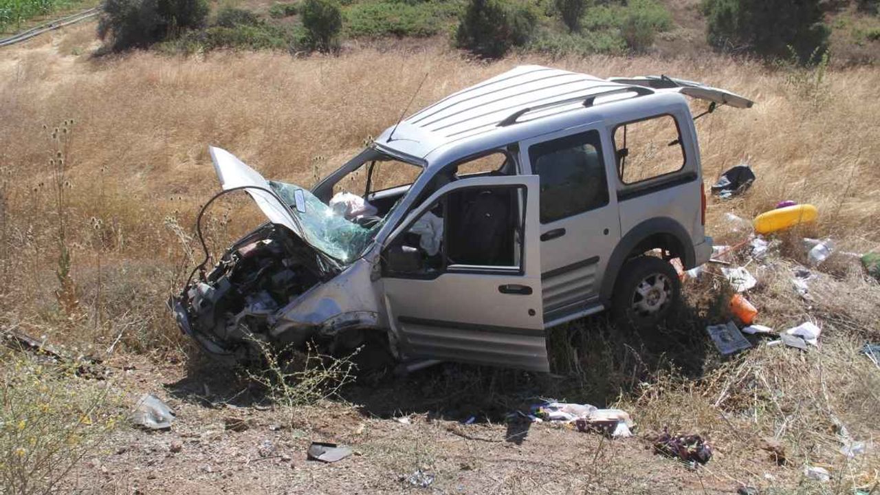 Hafif ticari araç beton direğe çarptı! Kazadan acı haber geldi: 2 ölü, 3 yaralı