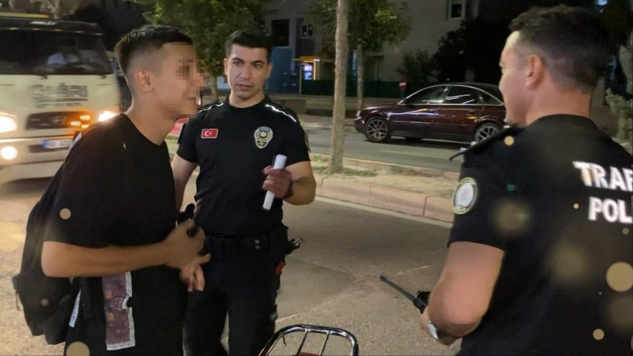 Yakından çekme çirkin çıkıyorum diyen plakasız motosiklet sürücüsü yüzleri güldürdü