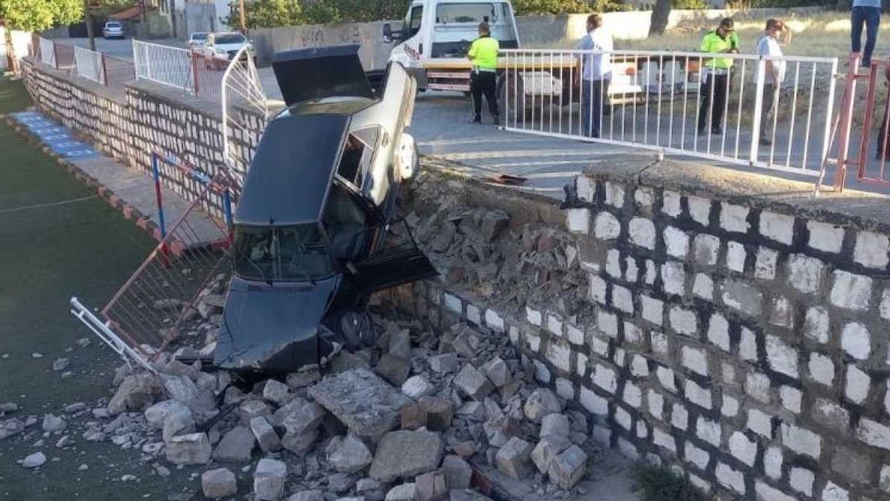 Kontrolden çıkan otomobil okul bahçesine uçtu