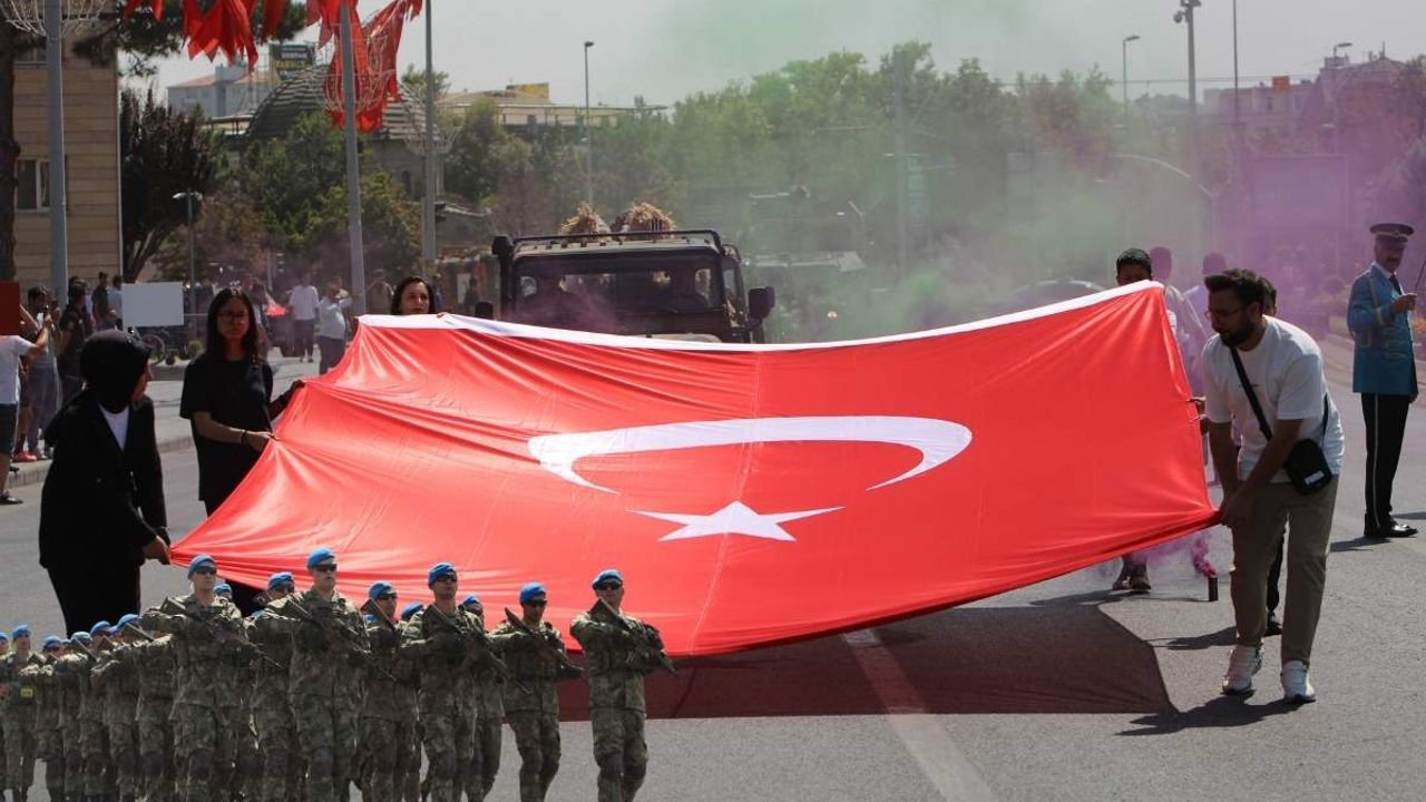 Cumhuriyet Meydanı 30 Ağustos provasıyla renklendi!
